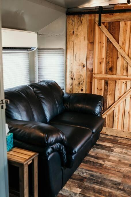 فيلا Bourbon Trail: Caboose On The Farm Lawrenceburg المظهر الخارجي الصورة